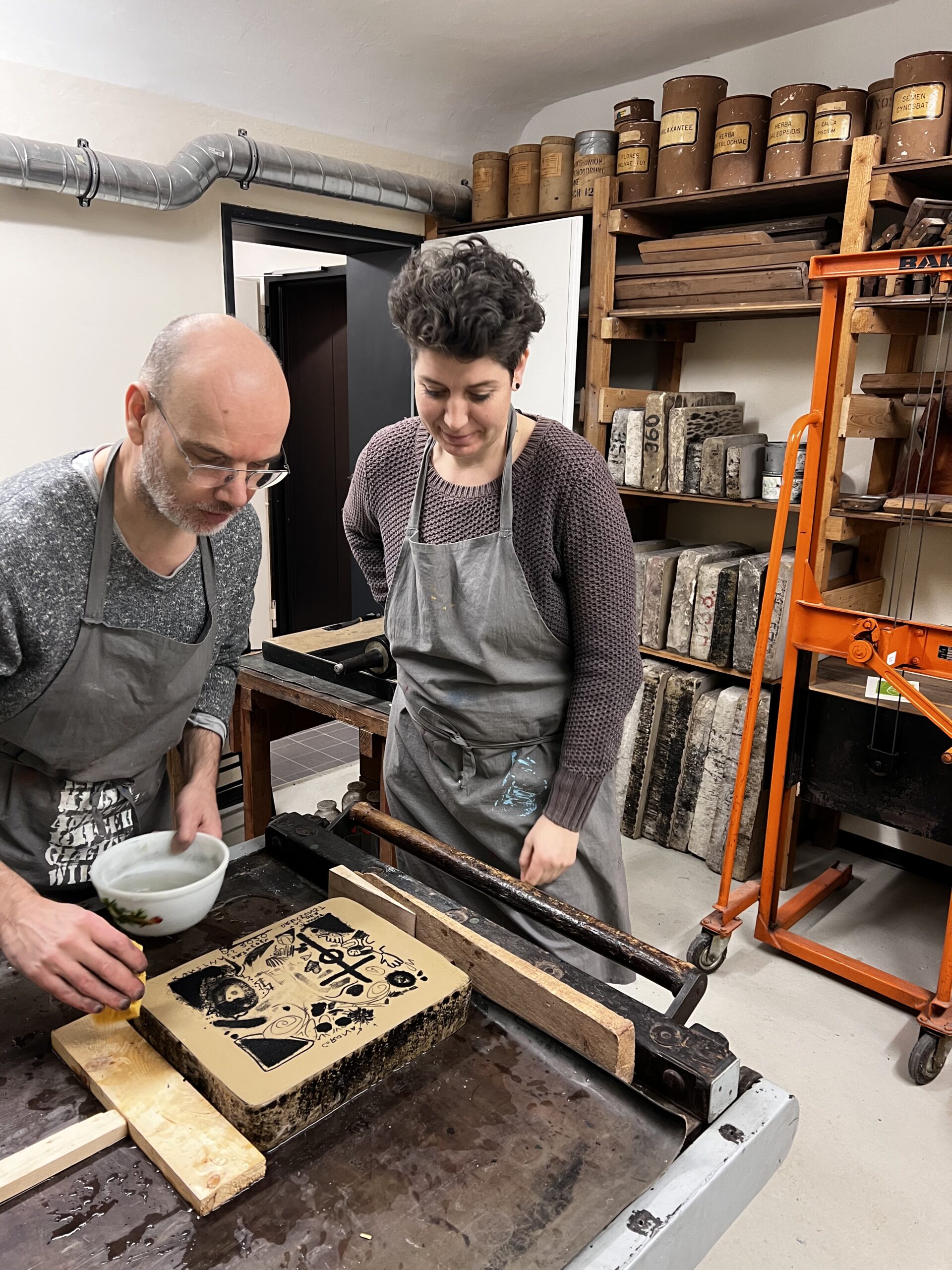 Anne Buch und Jan Bodenstein beim Lithographie Druck